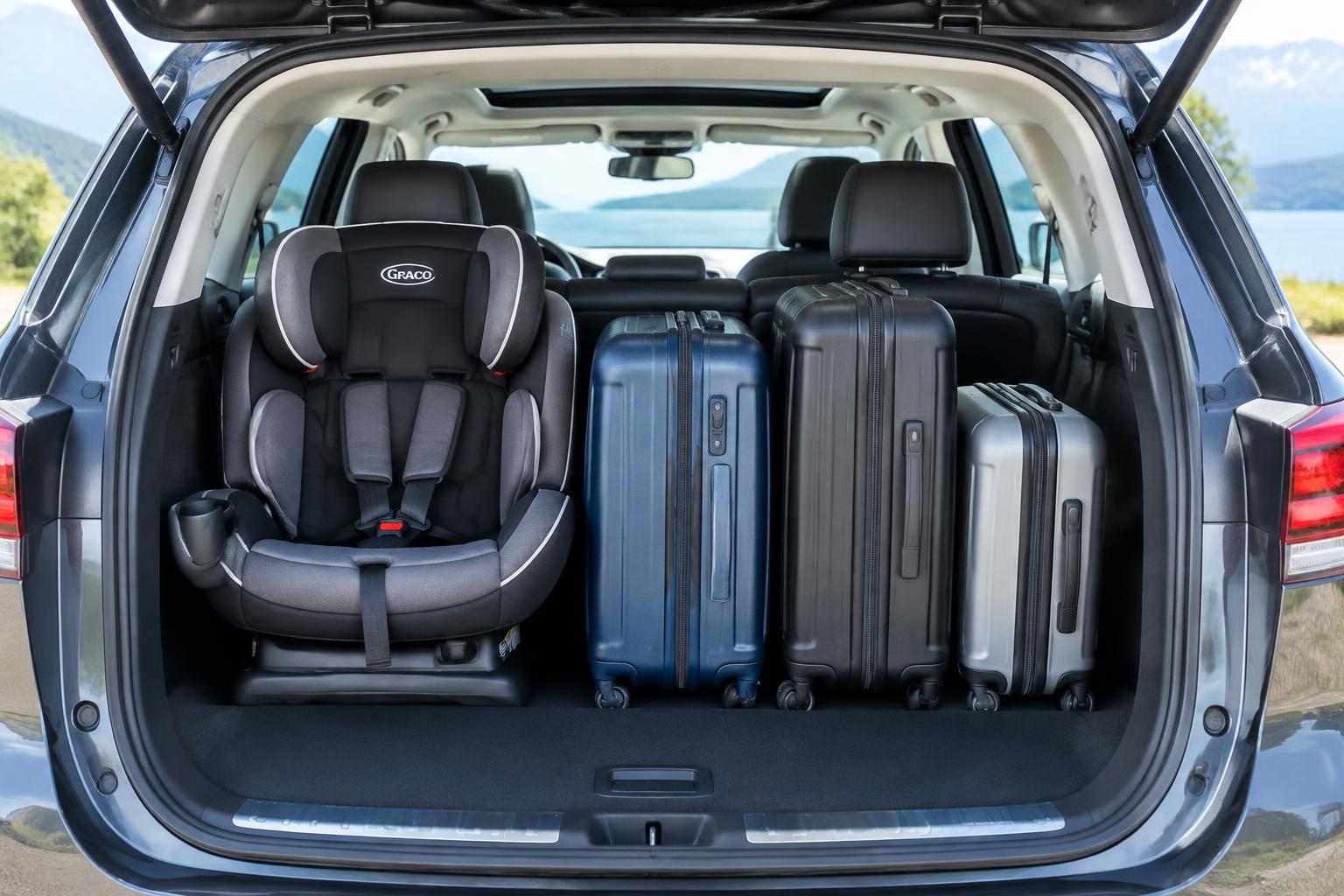 Child seat and luggage safely fitted in an SUV